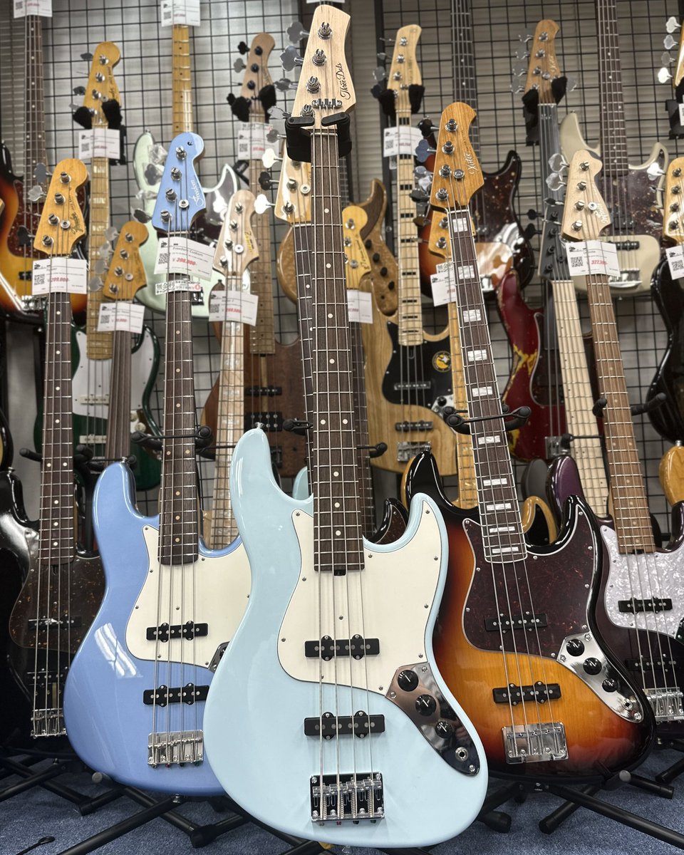 GIB_Yokohama's tweet photo. Three Dots / JB AUB/R

Three Dotsのマイナーチェンジされた4弦ジャズベ！

正直言って同価格帯の中では決定的なクオリティをみせています。

重厚感のある音はアンサンブルの中でしっかりと役目を果たしてくれます

ウィレン https://t.co/ixagsPuYsw