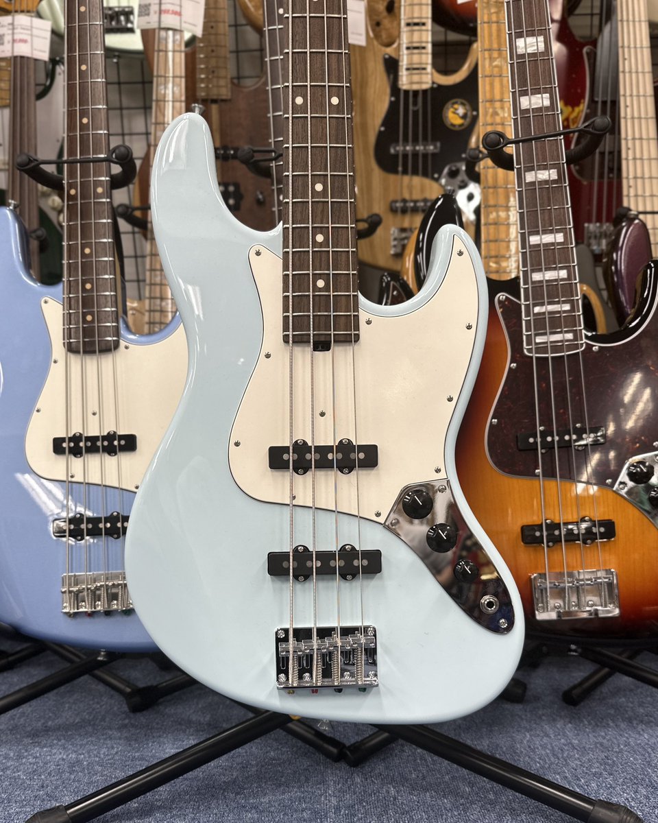 GIB_Yokohama's tweet photo. Three Dots / JB AUB/R

Three Dotsのマイナーチェンジされた4弦ジャズベ！

正直言って同価格帯の中では決定的なクオリティをみせています。

重厚感のある音はアンサンブルの中でしっかりと役目を果たしてくれます

ウィレン https://t.co/ixagsPuYsw