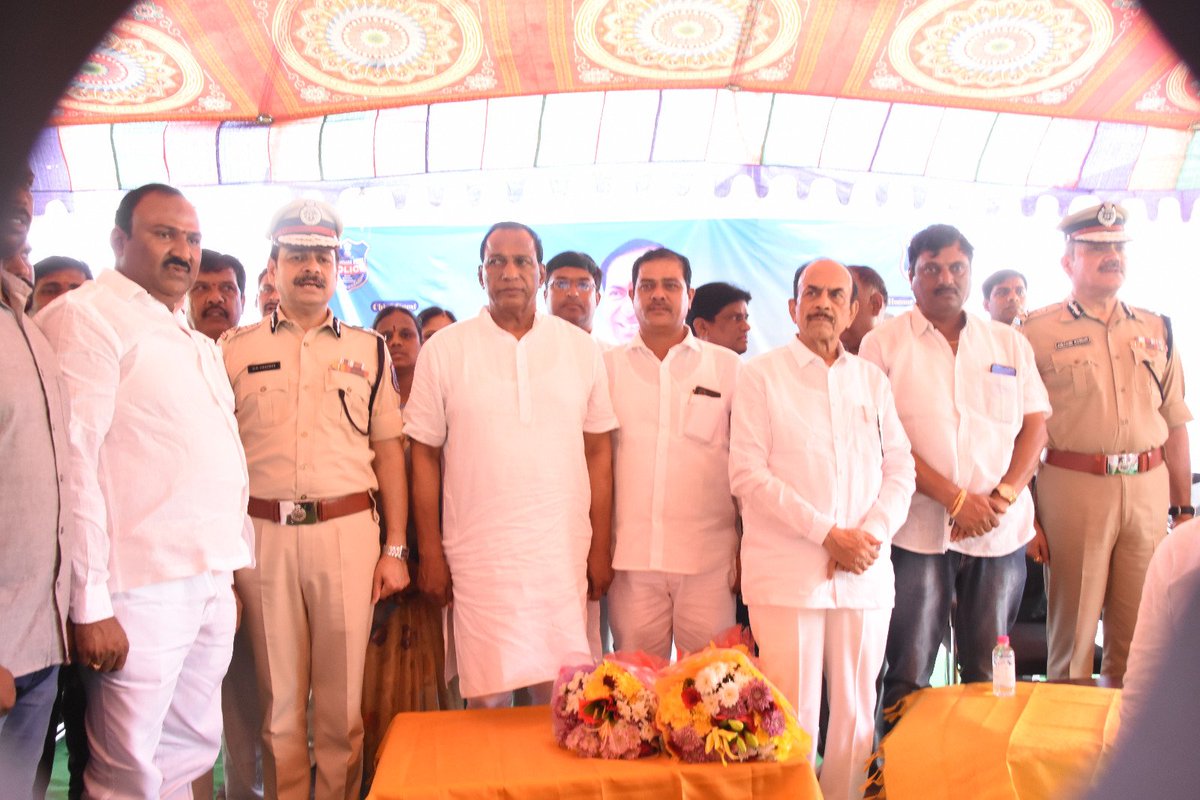 MalkajgiriCop's tweet photo. (2/2) In this program Hon'ble Minister for Labour & Employment Sri.@chmallareddyMLA, @TelanganaDGP Sri.@Anjanikumar_IPS, #CP_RCK Sri.DS Chauhan IPS, @jtcprck Sri.Satyanarayana IPS, I/C @DcpMalkajgiri Sri.Giridhar, #ADCP_Admin Smt.Narmada & @AcpMalkajgiri participated. https://t.co/jEebJEnsIk