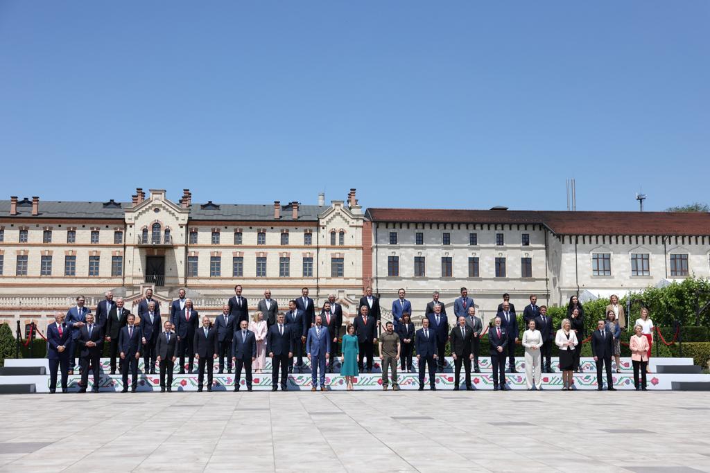 A powerful symbol. Nearly 50 leaders from Europe’s four corners reuniting in Moldova for our European Political Community Summit. With one clear goal: more security, more prosperity. @EPCMoldova