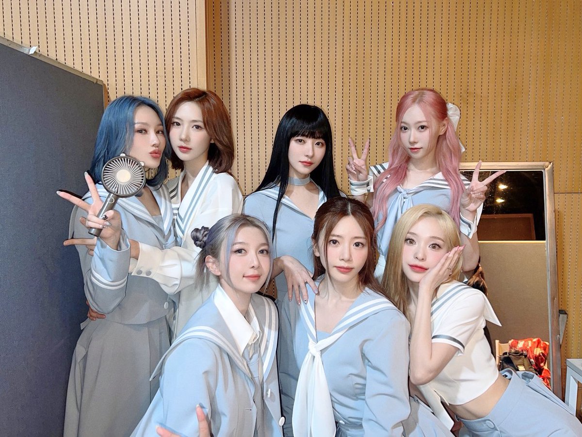 [#드림캐쳐] #엠카운트다운 에서 예쁜 옷과 함께 좋은 무대했다 ㅎㅎ 

#Dreamcatcher #BONVOYAGE