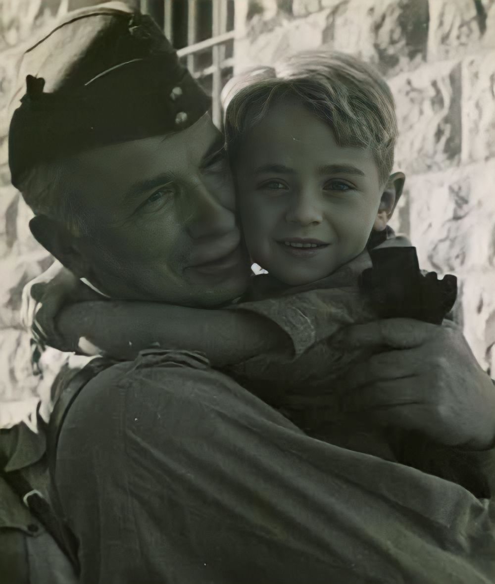 Nie ma jak u szefa na rękach 😉

Na zdj. junak Walerian Kipiniak  1943 r.
Jedno z najmłodszych dzieci uratowanych z Rosji 

#DzienDziecka