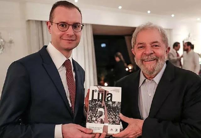 Presidente Lula se encontrou com Cristiano Zanin ontem a noite e informou ao Senado que ele será indicado ao Supremo  nas próximas horas.