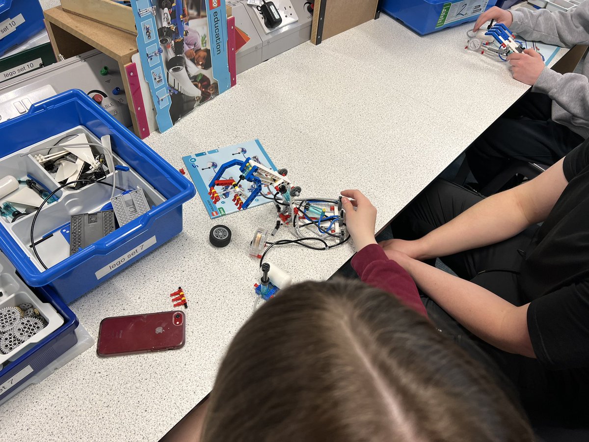 FATech_Ed's tweet image. Our new Engineering Science class have graduated to the industrial components training boards with an investigation into single acting cylinders #FOREngineering