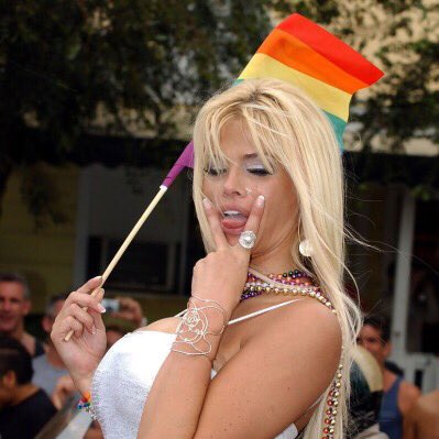 PopCulture2000s's tweet photo. anna nicole smith at la pride in 2005 https://t.co/qtAnlMCl0S