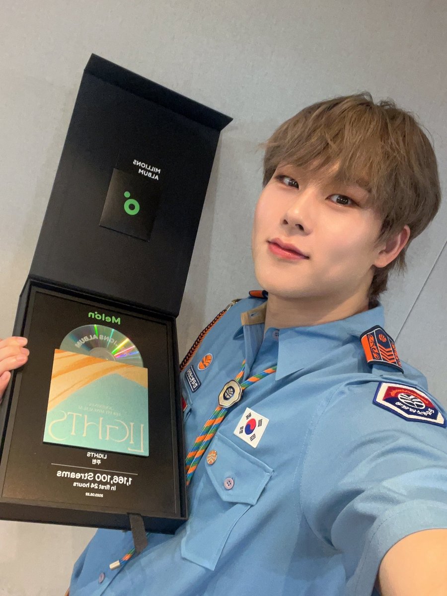 OfficialMONSTAX's tweet image. 와우 제가 이런걸받다니… 우리 몬베베 너무 고마워요💛 열심히 만든 앨범 소중하게 들어줘서 너무 행복합니다! 더욱 더 열심히 하라는 뜻으로 알고 열심히 할게요!!! #주헌