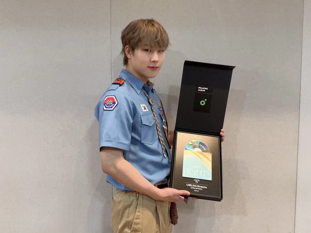 OfficialMONSTAX's tweet image. 와우 제가 이런걸받다니… 우리 몬베베 너무 고마워요💛 열심히 만든 앨범 소중하게 들어줘서 너무 행복합니다! 더욱 더 열심히 하라는 뜻으로 알고 열심히 할게요!!! #주헌