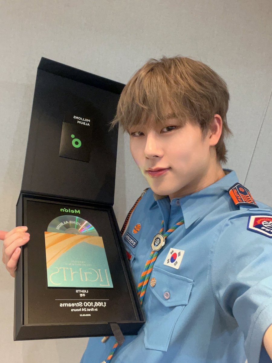 OfficialMONSTAX's tweet image. 와우 제가 이런걸받다니… 우리 몬베베 너무 고마워요💛 열심히 만든 앨범 소중하게 들어줘서 너무 행복합니다! 더욱 더 열심히 하라는 뜻으로 알고 열심히 할게요!!! #주헌