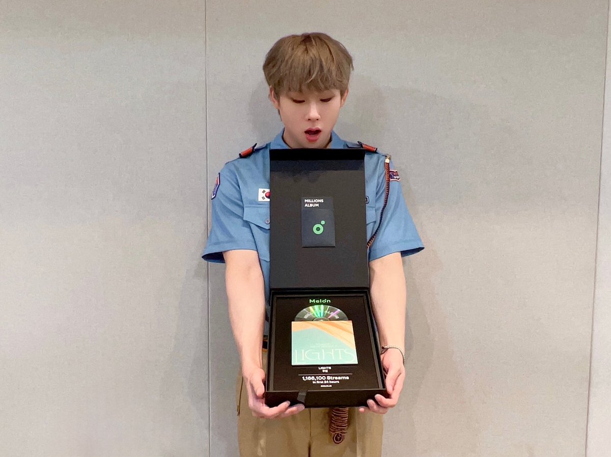 OfficialMONSTAX's tweet image. 와우 제가 이런걸받다니… 우리 몬베베 너무 고마워요💛 열심히 만든 앨범 소중하게 들어줘서 너무 행복합니다! 더욱 더 열심히 하라는 뜻으로 알고 열심히 할게요!!! #주헌