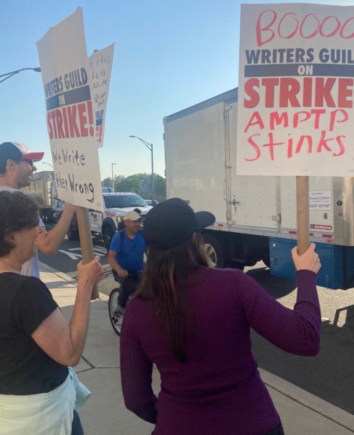 🚨 🚨 🚨 
As promised, @WGAEast is BUSY today. We have THREE shut downs going on right now:

Brooklyn: 33 Kent, Cinemagic

Queens: 42-22 22nd St., Silvercup Main

NJ:  240 Central Ave.,
 East Orange

Pickets needed at all 3 to hold lines.  Amplify amplify amplify