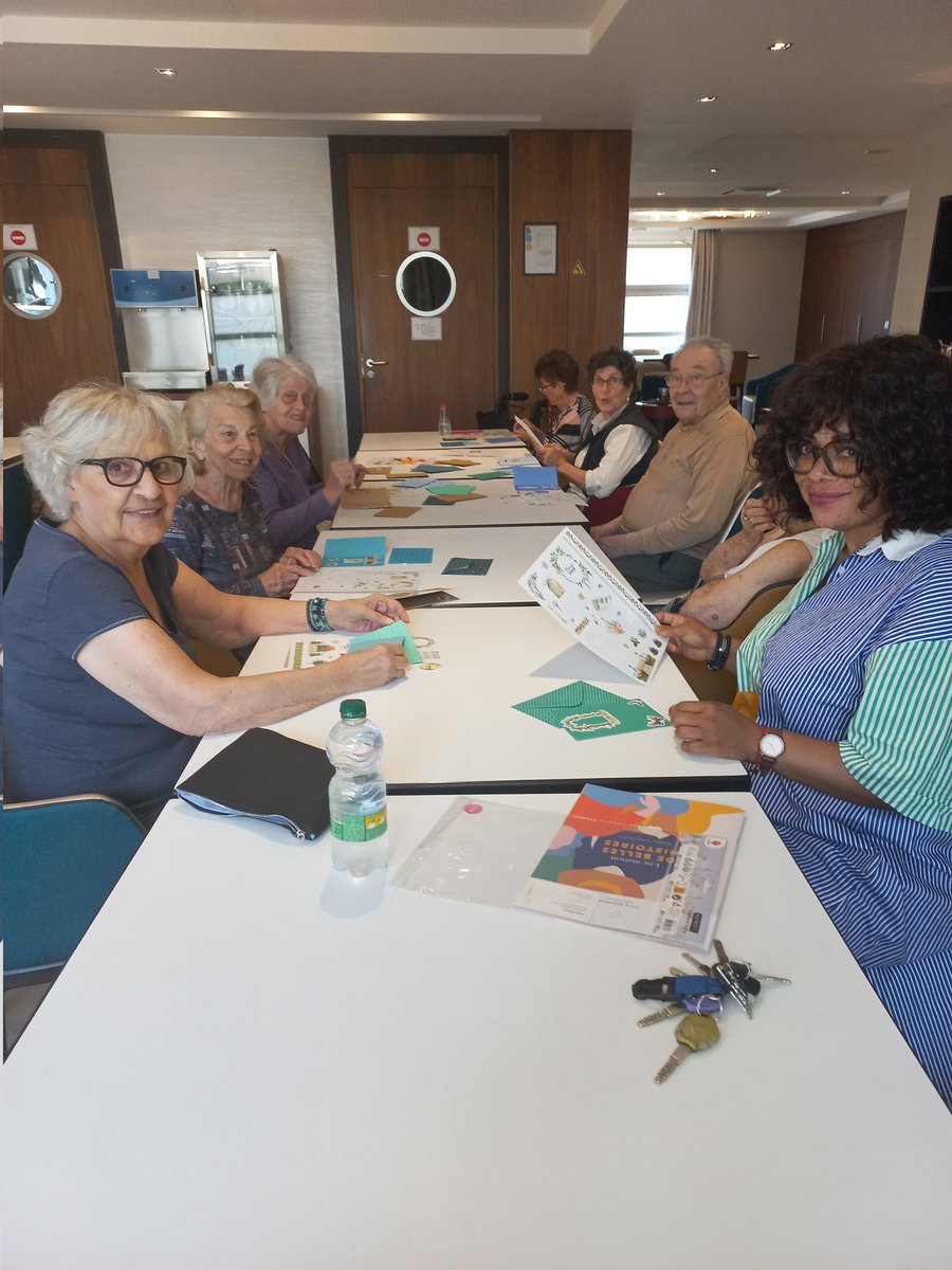 Atelier DIY au <a href="/SenSaintMande/">les Jardins d'Arcadie de Saint-Mandé</a> à l'occasion de la Journée Internationale de l'Enfant. Nos résidents ont créé avec amour les cartes pour leurs enfants #emotion  #tendresse #famile
