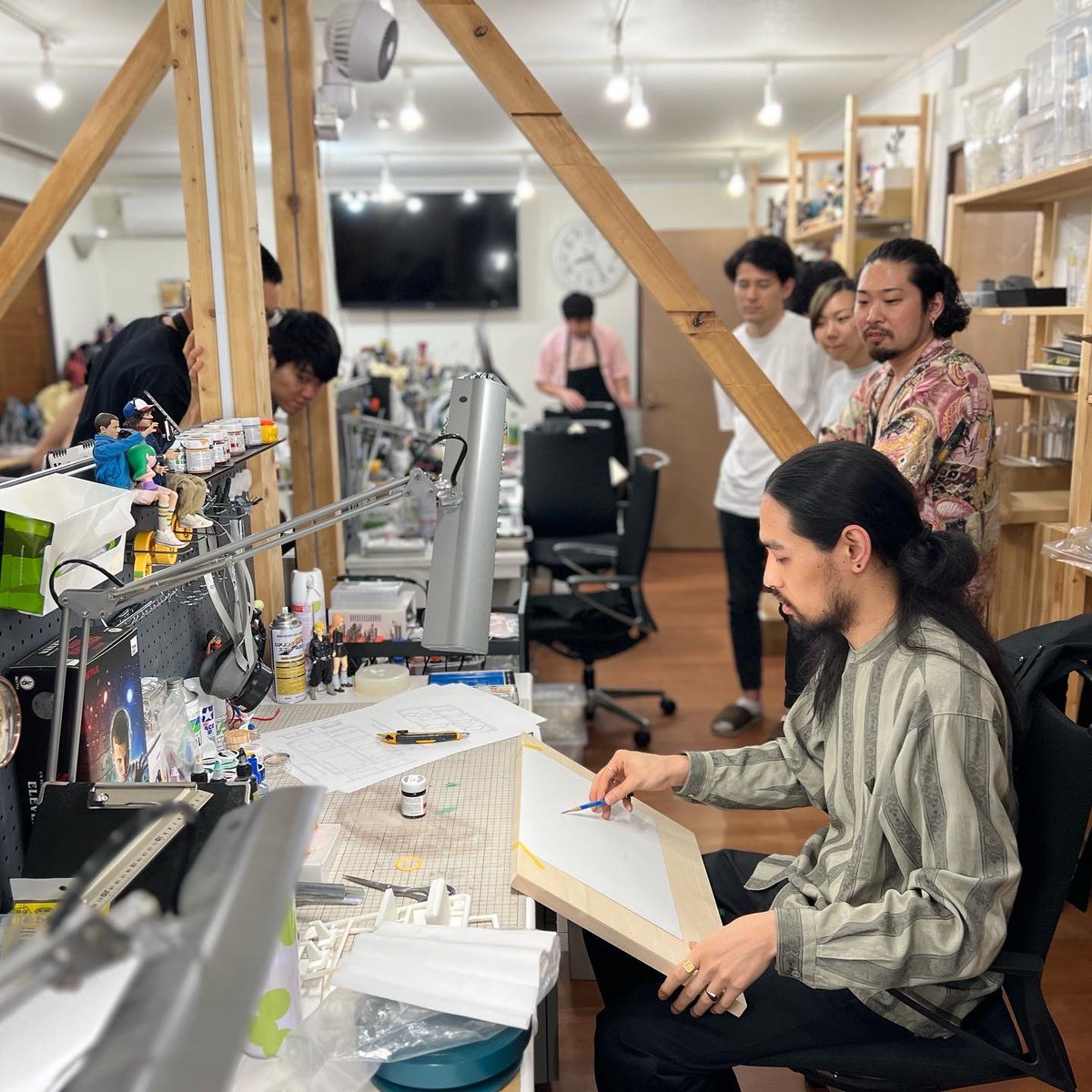 yamaguchi3153's tweet photo. 就業後に有志による部活開始!
KLAMP STUDIO講習会
第一回は全ての基本、デッサン教室!
いい造形をするにはまずはデッサンから。
実はうちには藝大卒、美術予備校元講師の最強2人がいます。
これは金払ってでも受けたい授業。
大人になってからのデッサン楽しい。
#KLAMPSTUDIO
#ZEROSTUDIO
#原型師 https://t.co/qvYiRMcod5