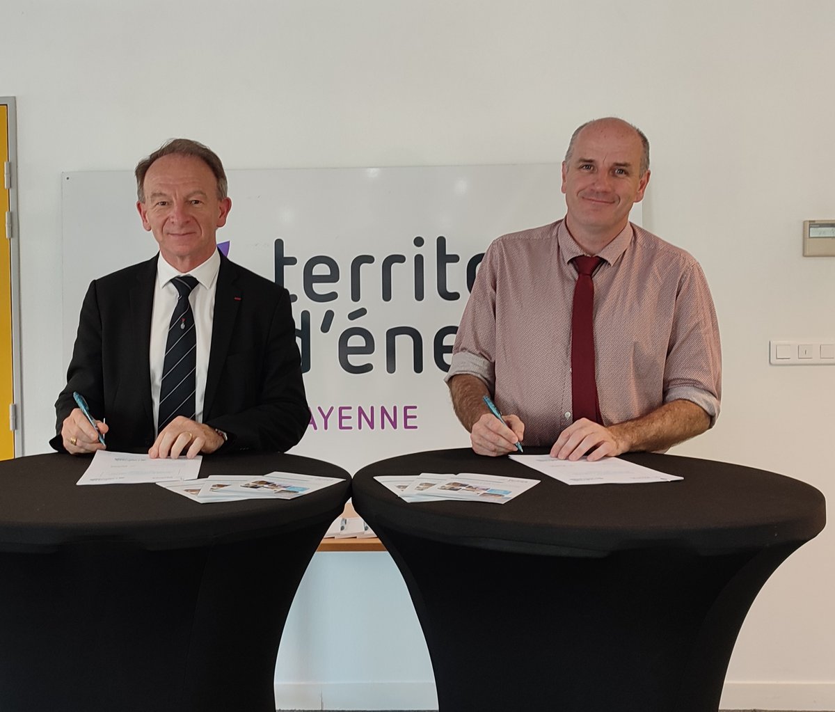 Jean-Pierre THIOT, maire de <a href="/lhuisserie/">L'Huisserie</a> &amp; <a href="/RichardCHAMARET/">Richard CHAMARET</a> président de Territoire <a href="/Energie_Mayenne/">Territoire d'Énergie Mayenne 💡</a> signent une convention portant sur le transfert de la compétence éclairage public &amp; activités complémentaires associées (inventaire et investissement) de la Ville de L’Huisserie.