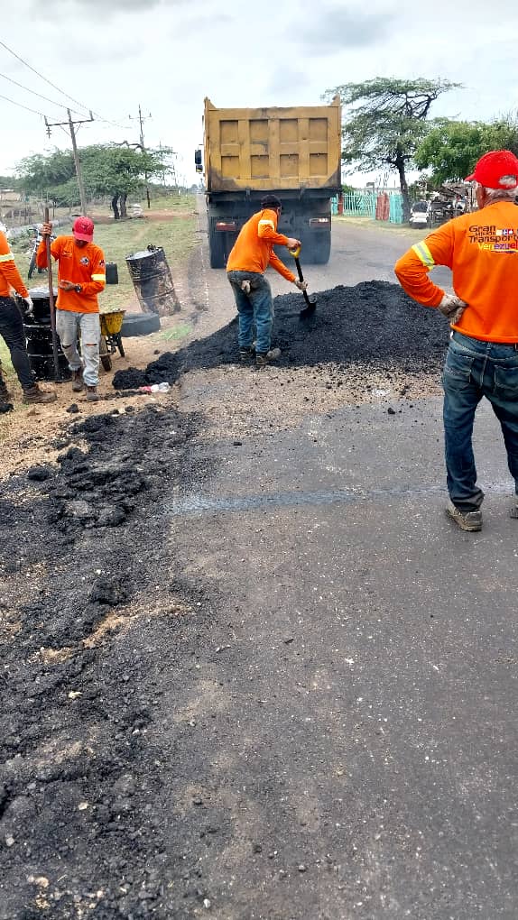 Ferrolasa's tweet photo. #Ferrolasa 🚧 avanza en el asfaltado, mantenimiento y acondicionamiento integral en la Troncal T006, tramo #Paraguachon Parroquia Sinamaica y Guajira Municipio Indígena Bolivariano del #EdoZulia 🇻🇪
@NicolasMaduro
@delcyrodriguezv
@PartidoPSUV
@TransporteGobVe
@NestorLReverol https://t.co/g4AsTAJ3iJ
