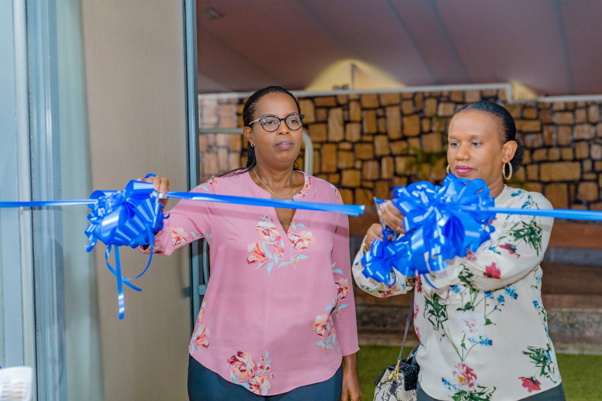 CityofKigali's tweet image. Uyu munsi muri Camp Kigali, Umuyobozi w'Umujyi wungirije Ushinzwe Ubukungu n'Imibereho y'Abaturage @Urujeni1 ari kumwe na Minisitiri wa @RwandaLabour @FRwanyindo batangije #JobNet ya 11, akaba ari urubuga ruhuza abashaka akazi n'ibigo byifuza abakozi.