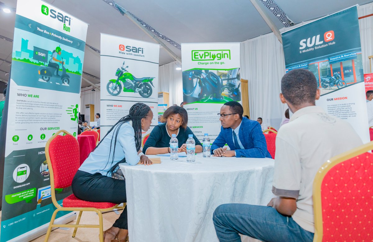 CityofKigali's tweet image. Uyu munsi muri Camp Kigali, Umuyobozi w'Umujyi wungirije Ushinzwe Ubukungu n'Imibereho y'Abaturage @Urujeni1 ari kumwe na Minisitiri wa @RwandaLabour @FRwanyindo batangije #JobNet ya 11, akaba ari urubuga ruhuza abashaka akazi n'ibigo byifuza abakozi.