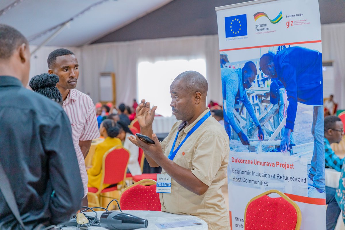 CityofKigali's tweet image. Uyu munsi muri Camp Kigali, Umuyobozi w'Umujyi wungirije Ushinzwe Ubukungu n'Imibereho y'Abaturage @Urujeni1 ari kumwe na Minisitiri wa @RwandaLabour @FRwanyindo batangije #JobNet ya 11, akaba ari urubuga ruhuza abashaka akazi n'ibigo byifuza abakozi.