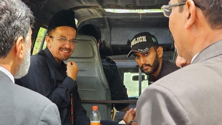 jamshaidAdasti's tweet photo. فردوس شمیم نقوی 72 سالہ کینسر میں مبتلا شخص بغیر کسی جرم کے جیل کی سختیاں کاٹ رہا ہے لیکن اپنے لیڈر کا ساتھ چھوڑنے کو تیار نہیں سلام اس جذبے پر https://t.co/7c7FUAvF7h