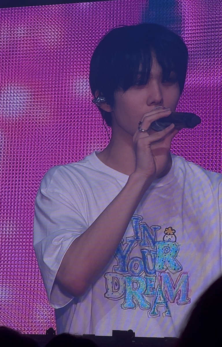jisung's in your dream shirt in blue 🩵