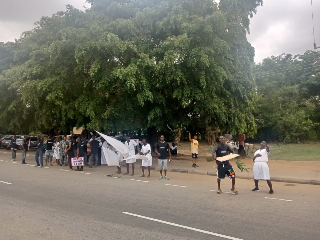 General_Oluchi's tweet photo. “On your mandate, Ashiwaju” people no see fuel come protest for court again. Fuel price don shock NIGER-DELTA militants. 😃 https://t.co/5DoBQUbOuI