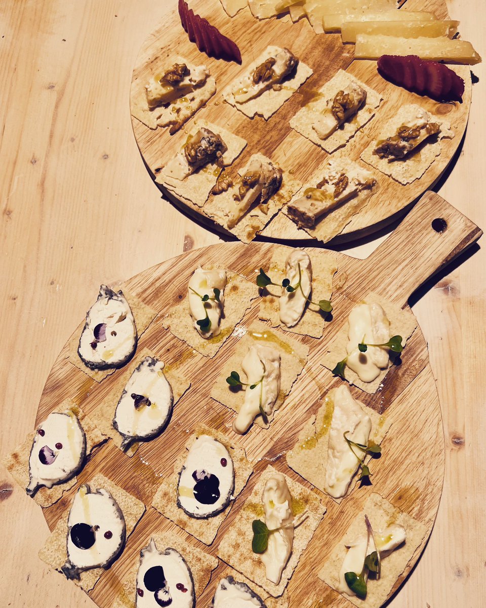 devicibardevins's tweet photo. 🧀Com ja sabeu, som uns grans amants del formatge artesà!
👀Mireu quins de primavera ens han arribat!
🍽️ Si voleu tastar-ne una selecció, us prepararem les taules al vostre gust. Us hi apunteu? 🙋🏻
Reserves 📞 938 134 623
#cosesbones #devicibardevins #formatgesartesans #formatge https://t.co/einZmObEiO