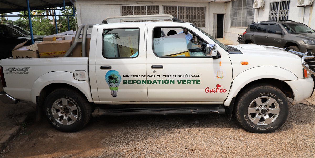 FAOGuinee's tweet photo. #FAO_ECTAD a remis ce matin à  la #DNSV &amp; au #LCVD des consommables &amp; réactifs pour la lutte contre la #GrippeAviaire. Ce don composé de Tests de diagnostic rapide, d’EPI, de désinfectants &amp; autres a été remis en présence de l’@USAIDGuinea.
@FAOLivestock
#OneHealth
#SantéAnimale https://t.co/0Sd88J4LS0