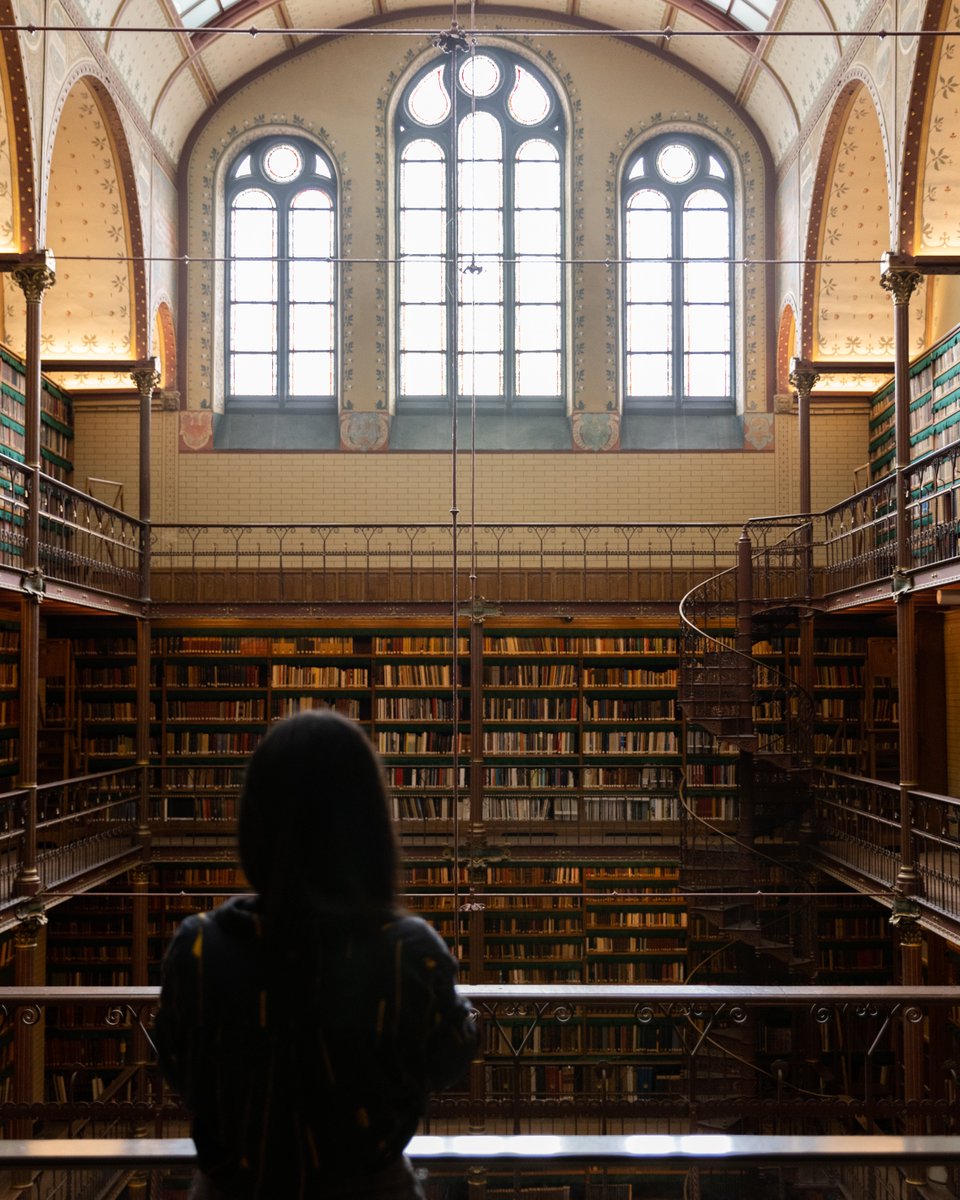 Did you know you can go into the Cuypers library during your visit to the Rijksmuseum? 📚 ✨ 

From the first-floor balcony you can admire all 450.000 books and the beautiful architecture. 

🚨 Discover more of our Stories: rijksmuseum.nl/en/stories