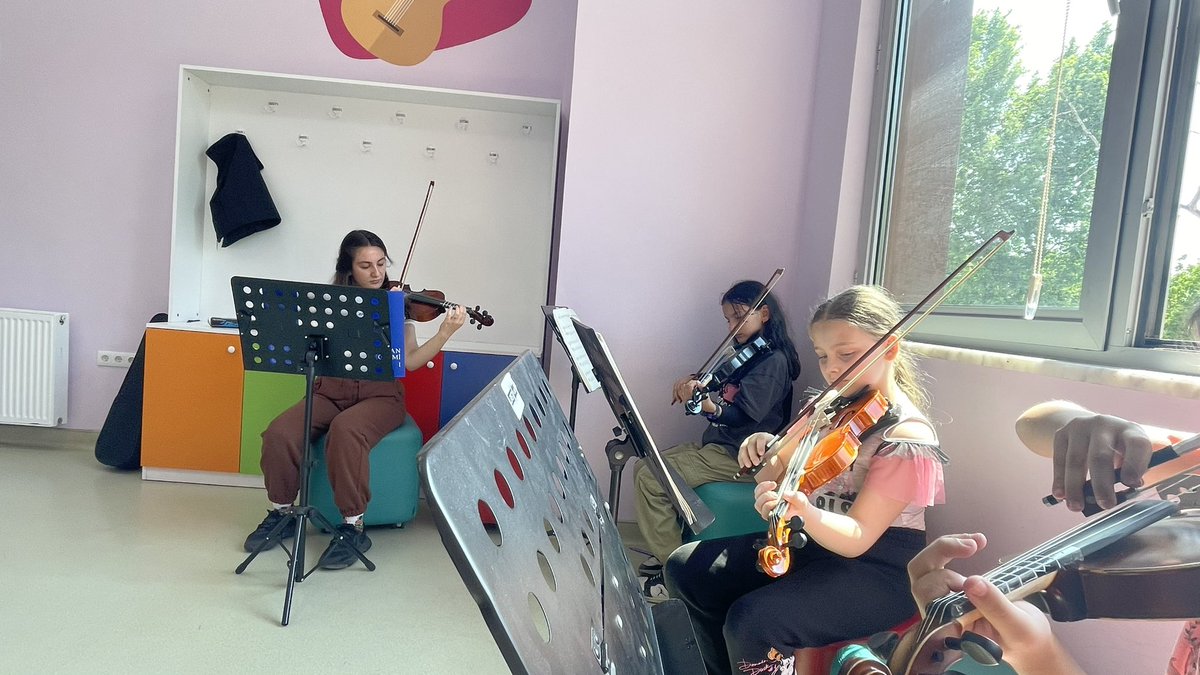 GSB_GursuGM's tweet image. Keman müziğin en saf halini insanlara sunar. #keman #güzelsanatlaratölyesi 

@gencliksporbak 
@kasapoglu