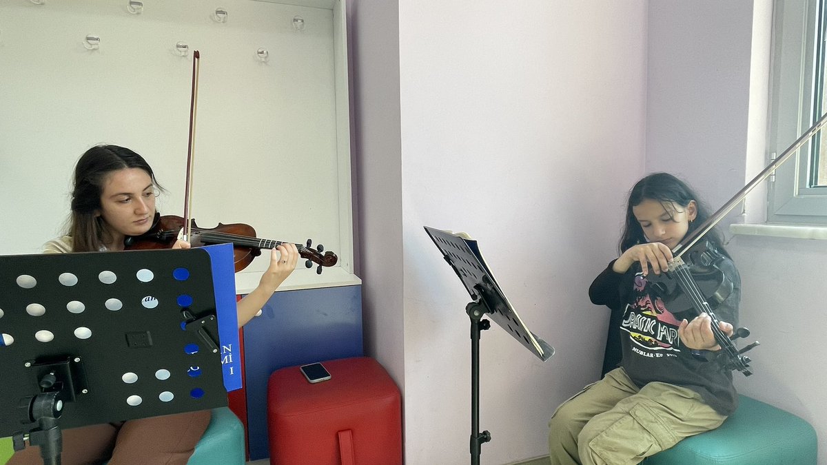 GSB_GursuGM's tweet image. Keman müziğin en saf halini insanlara sunar. #keman #güzelsanatlaratölyesi 

@gencliksporbak 
@kasapoglu