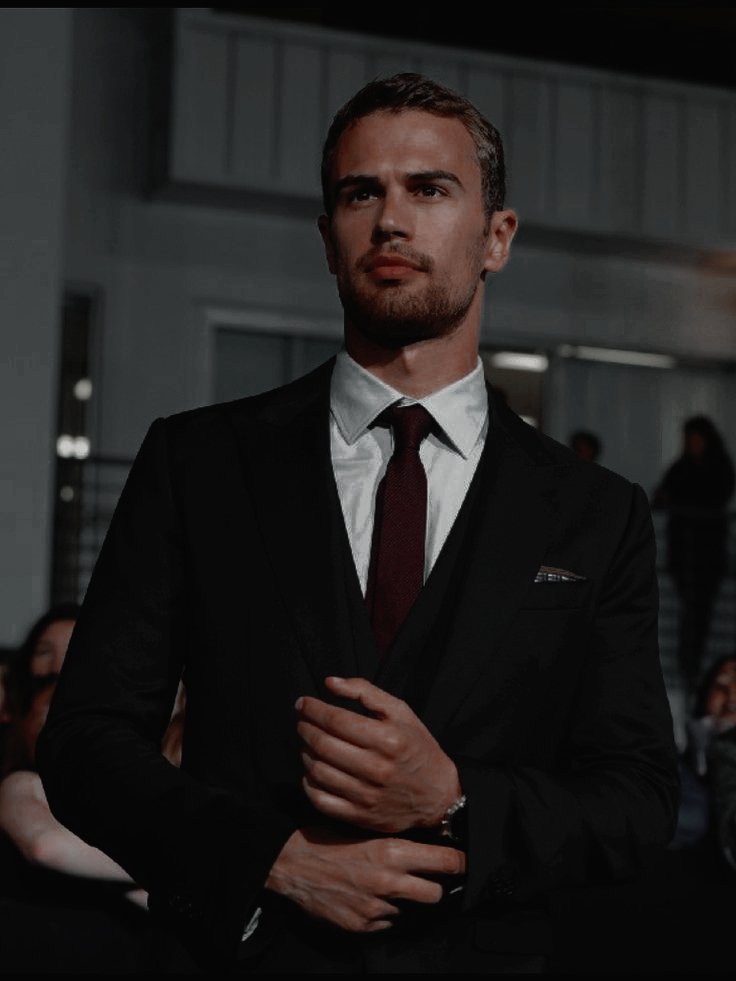 ㅤ

ㅤㅤㅤㅤㅤㅤ 𝐁𝐎𝐘𝐀𝐍 𝐕𝐎𝐋𝐕𝐎𝐊.
ㅤ
ㅤㅤSegundo  hijo  de  la  familia  Volkov.
ㅤㅤTreinta   y   seis   años.         Abogado.
ㅤㅤTrabaja    en    la    empresa    familiar.

ㅤ