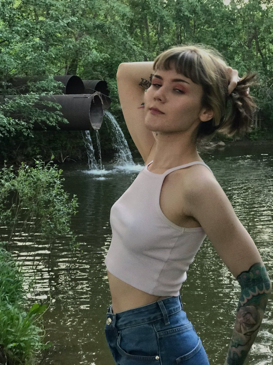 пришла в любимое место своего детства 🌿
мы с подругами, будучи пиздюшками, ходили сюда рыб малюсеньких ловить