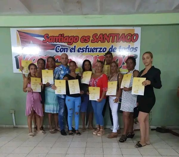 epjdluz's tweet photo. Reciben nuestros docentes título de categorización como Docente Especialista y Especialista Principal.  Felicidades. 
#Contramaestre #MejorEsPosible #SomosContinuidad #CubaEduca #CubaMined #MejorEsPosibleStgo @LeticiaCalvoD @FundichelyRosa @dpestgo @DraMaricelDME
@EsterisFrancis https://t.co/1wH0cCtRDY