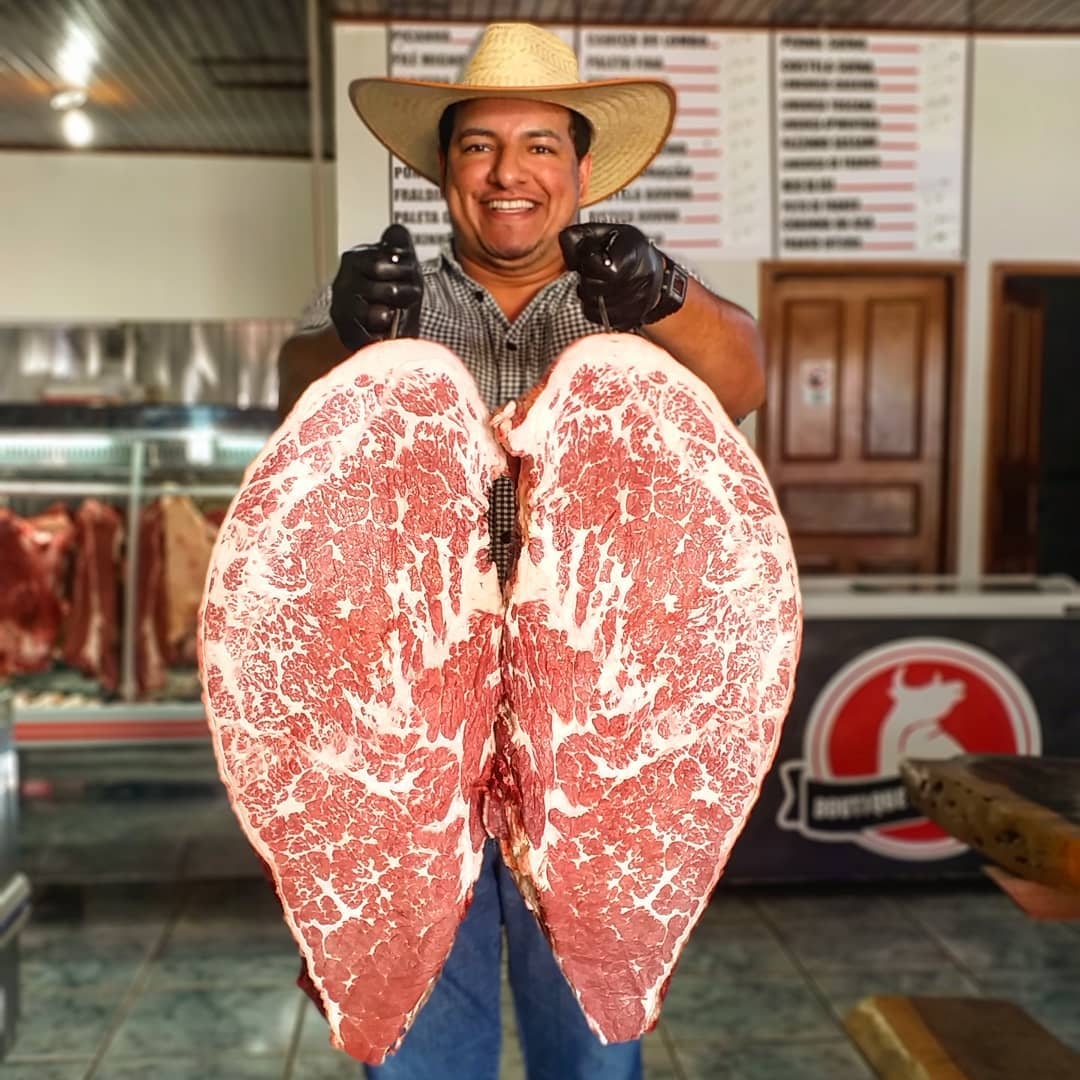 I’m lost for words here - how or what the cut is called, I do know that I wanna hang out with Paolo! You? 😋
🥩
🥩
📸 @paulocruzbr Segura esse cupim de 16kg ai!!!🐃🤺🔥🍟🇧🇷
🥩
🥩
#paulocruzbr #beef #cupimgrelhado #cupimcasqueirado #cheflife #🥩 #pitmaster #bbqmasters #smokedbeef