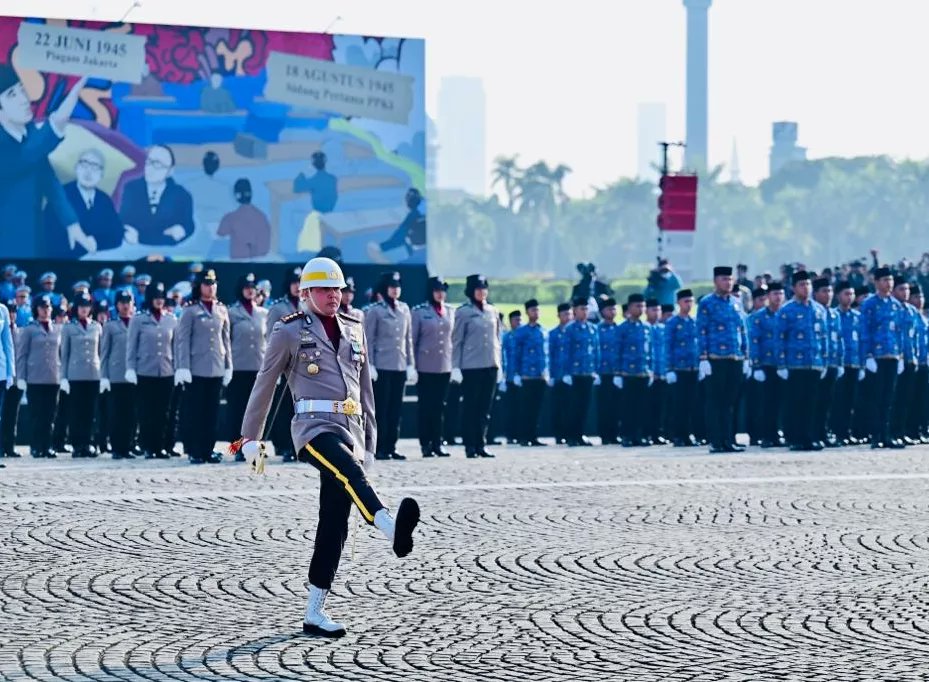 Presiden Joko Widodo bertindak selaku inspektur upacara memimpin Upacara Peringatan Hari Lahir Pancasila yang digelar di Sisi Selatan Monumen Nasional (Monas), Jakarta, pada Kamis, 1 Juni 2023. Dalam upacara ini Presiden Jokowi tampak mengenakan pakaian adat Kesultanan Deli.