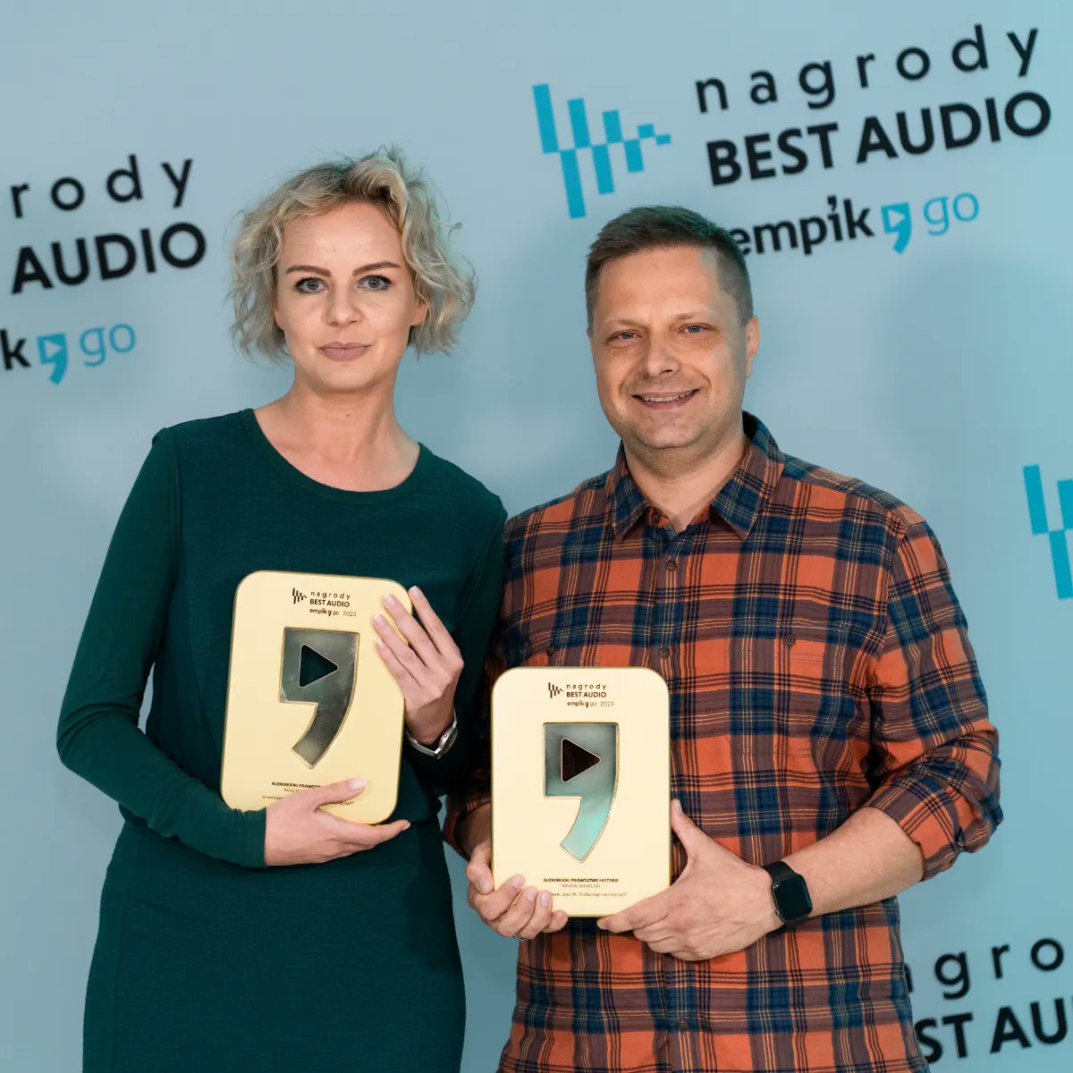 wyd_agora's tweet photo. Mamy to! Audiobook książki "Jest OK. To dlaczego nie chcę żyć?" Tomasza Sekielskego i @GoskaSerafin otrzymał nagrodę Best Audio @EmpikGo w kategorii Prawdziwe Historie.
Gratulujemy autorom książki i lektorom. 📓🎧
@HoltzPaulina, Adam Bauman
#bestaudio #nagroda #audiobook https://t.co/2zUTZI1XYY