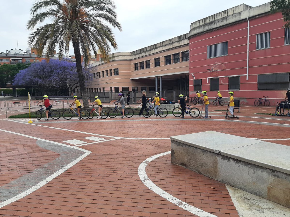 Els alumnes de 5è han anat al Parc de la Pegaso a fer un curs de pràctiques escolars de circulació sota la supervisió de la Guàrdia Urbana.