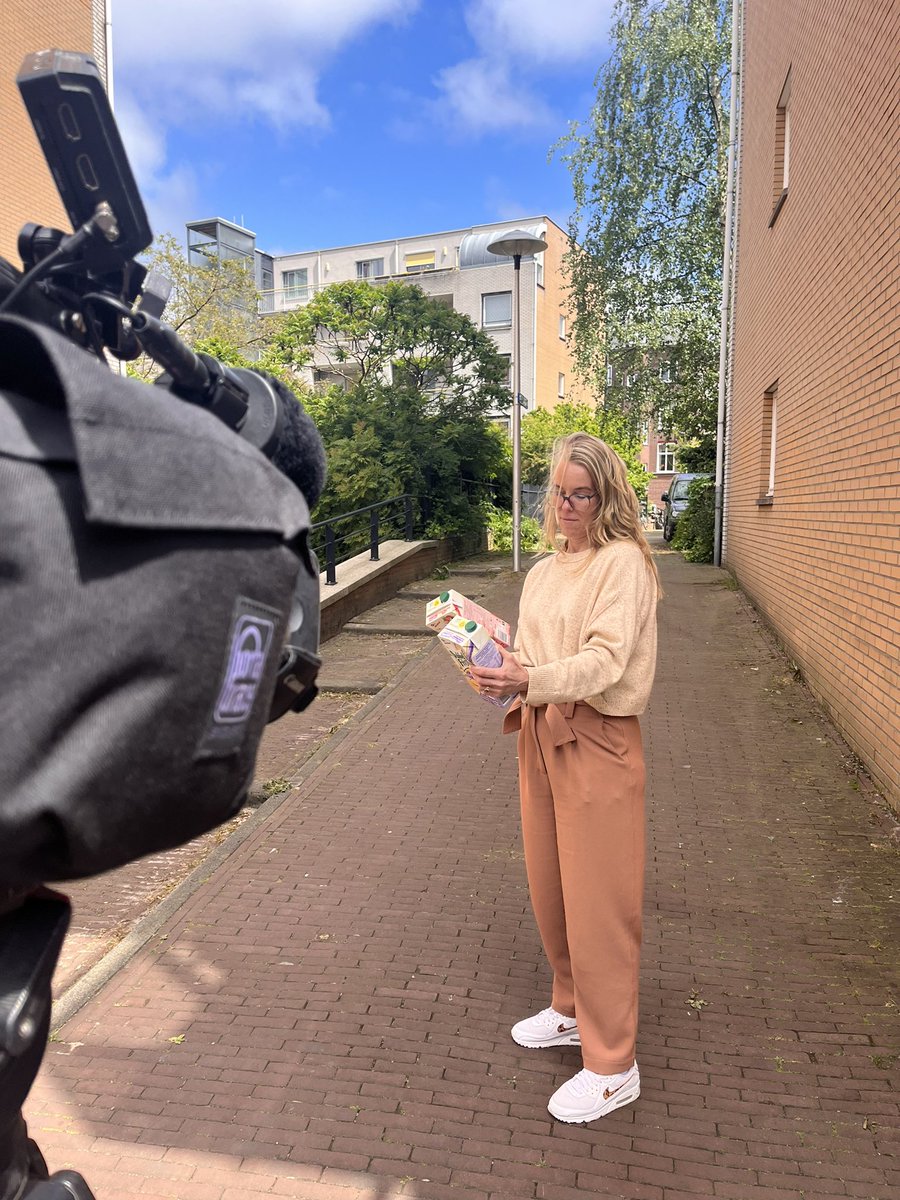 Sja… wat moet je hiervan vinden? Vanavond <a href="/EditieNL/">editienl</a> DubbelFriss Pornstar Martini #opvoeden