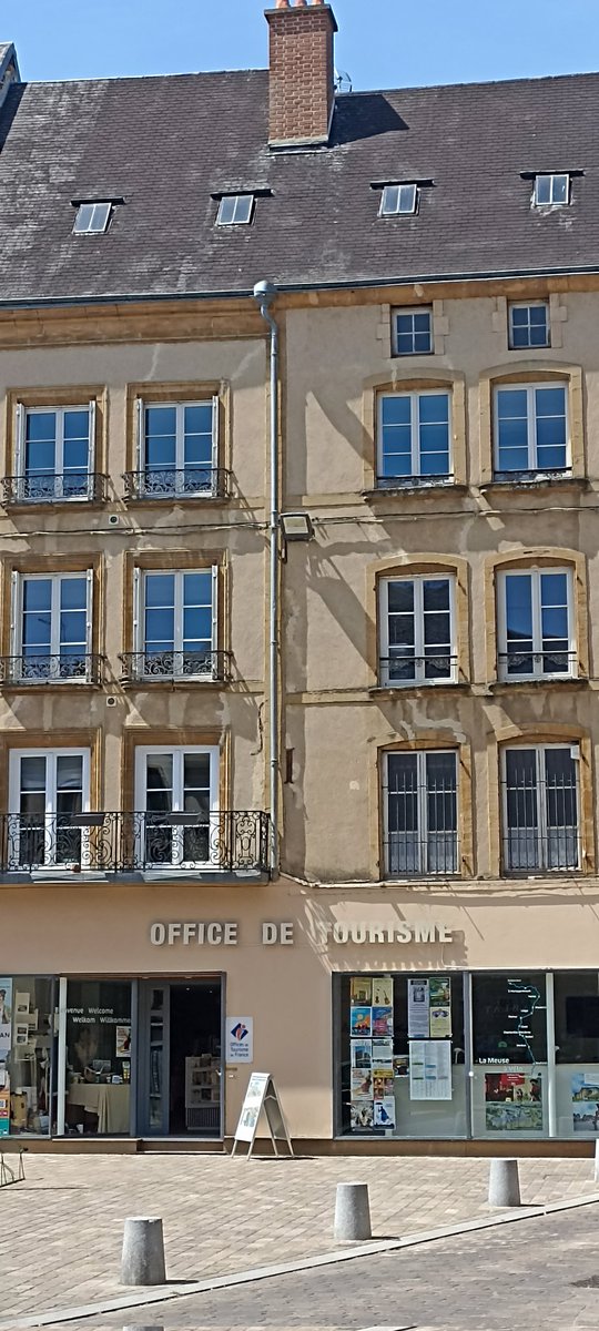 Aujourd'hui, nous observons les fenêtres des maisons de <a href="/villedesedan/">Ville de Sedan</a> pour étudier la ferronnerie d'art.
Nous distinguons également des fenêtres de Style Louis XV (arrondies en haut) et Louis XVI (rectangulaires).