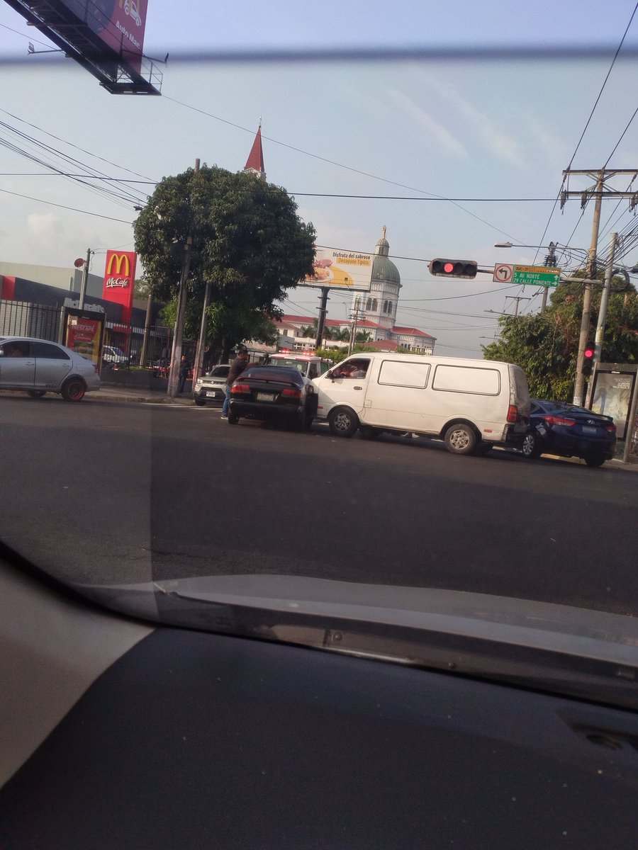 Elque503's tweet image. Accidente sobre la 5av. Norte