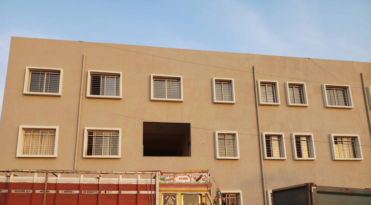 CourtWalaLaw's tweet image. The Tehsil office staff today had to take down temporarily the #Tricolour 🇮🇳 flying high on its premises after a senior civil judge pointed out that the flag was torn. Judge T S Sandhu, Joint Civil Judge Senior Division &amp;amp; Principal Additional 
#Tricolour #FlagCode #NationalFlag