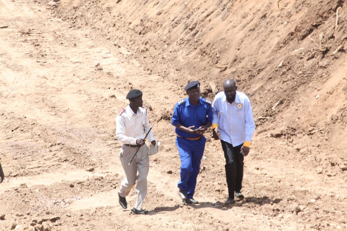 KDRDIPinTurkana's tweet photo. KDRDIP Project Manager - Wilfred Omari, #KDRDIP County Coordinator - Amoni Amfry, Component Head - Josephat Waweru, Finance Specialist - Lucy Wangare & Communication Specialist -Moses Nyandika leading PS @IdrisDokota At #Lomesepus Water pan funded by KDRDIP a @WorldBank project. https://t.co/QJlEBGUXTz