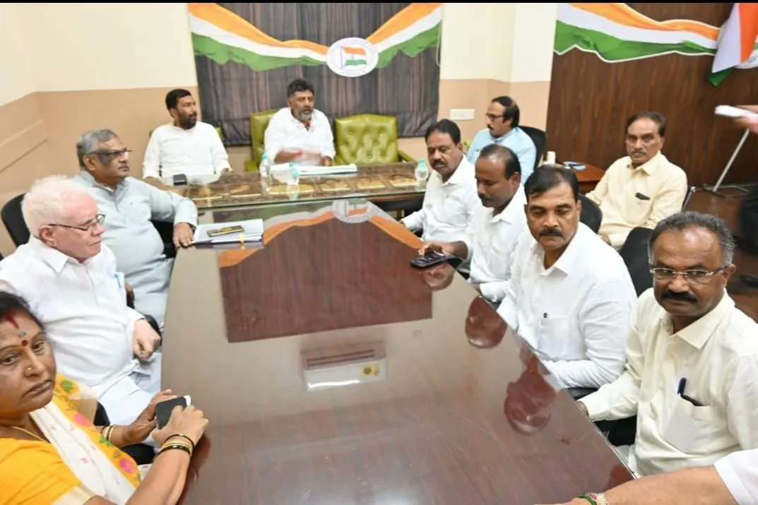 BNMREDDY's tweet photo. ಮಾನ್ಯ ಉಪಮುಖ್ಯಮಂತ್ರಿಗಳಾದ ಶ್ರೀ ಡಿ.ಕೆ ಶಿವಕುಮಾರ್ ಅವರು ಕೆಪಿಸಿಸಿ ಕಚೇರಿಯಲ್ಲಿ ನಡೆಸಿದ ಮಾಜಿ ಮೇಯರ್ ಗಳ ಸಭೆಯಲ್ಲಿ ಭಾಗವಹಿಸಲಾಯಿತು.
ಬೆಂಗಳೂರಿನ ಸಮಗ್ರ ಅಭಿವೃದ್ಧಿಗೆ ಕೈಗೊಳ್ಳಬೇಕಿರುವ ಕ್ರಮಗಳು ಹಾಗೂ ಬರಲಿರುವ ಬಿಬಿಎಂಪಿ ಚುನಾವಣೆಗೆ ಮಾಡಿಕೊಳ್ಳಬೇಕಾದ ತಯಾರಿಗಳ ಕುರಿತು ಚರ್ಚಿಸಲಾಯಿತು.
#BNMR #Madivala #DKShivkumar https://t.co/nWkGJ4WCuk