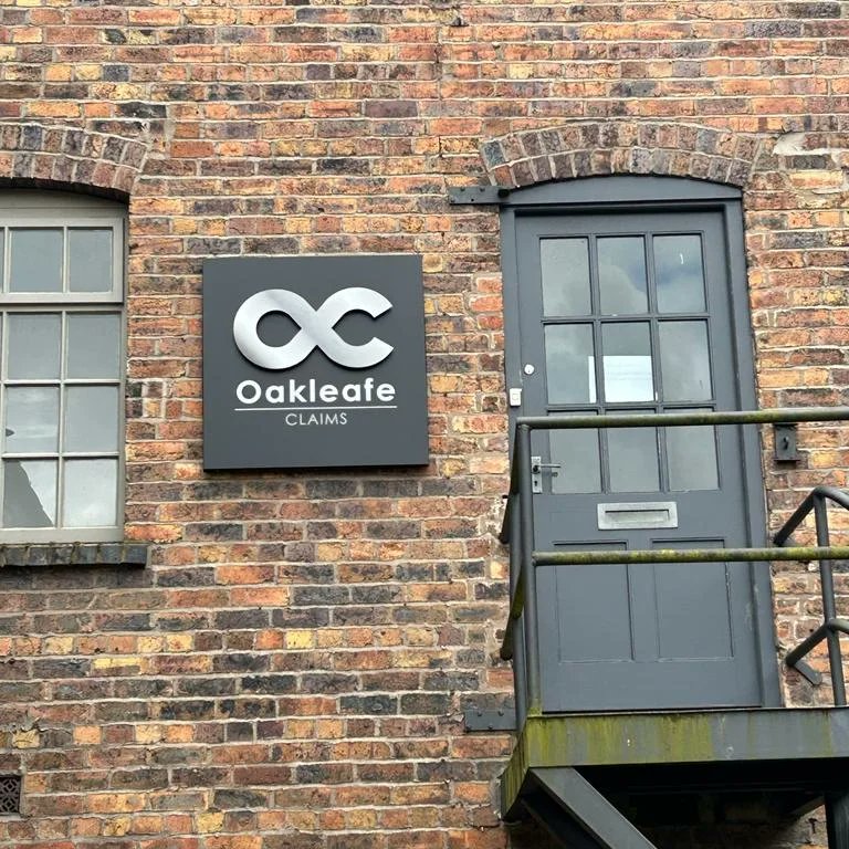 Ladders not high enough to fit your signage? Not a problem 💪😂 We can usually resolve any issues you may be facing surrounding your printing needs, just give us a call 📞 ------- #pandadifference #oakleafe #signagemaker