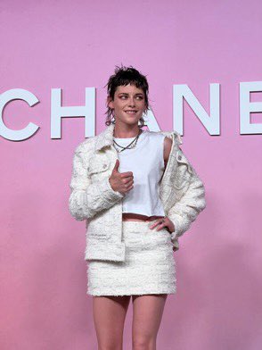 Kristen a posar para as câmaras no desfile Métiers D’Art da Chanel em Tóquio 👍🤍