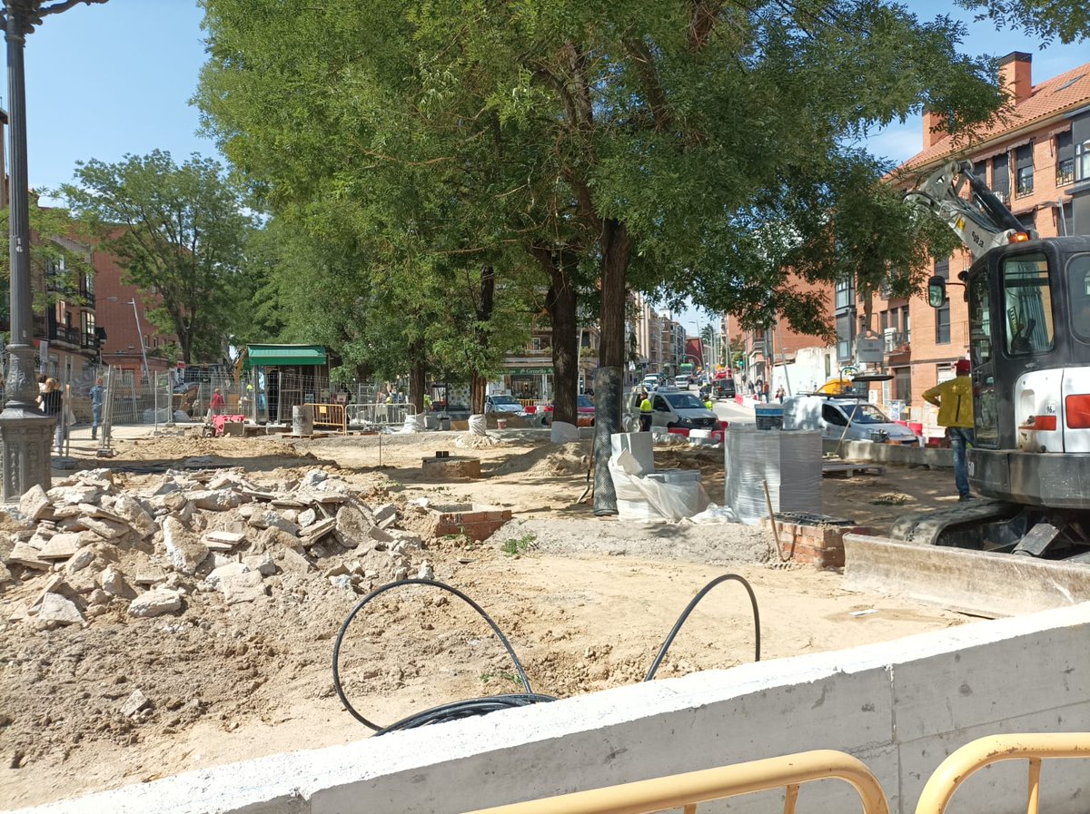 Casi un centenar de vecin@s de Carabanchel Alto <a href="/FRAVM/">Federación Vecinal de Madrid</a> denuncian la tala de árboles de gran porte en la plaza de la Emperatriz y protestan por el despliegue policial <a href="/MADRID/">Ayuntamiento Madrid</a>