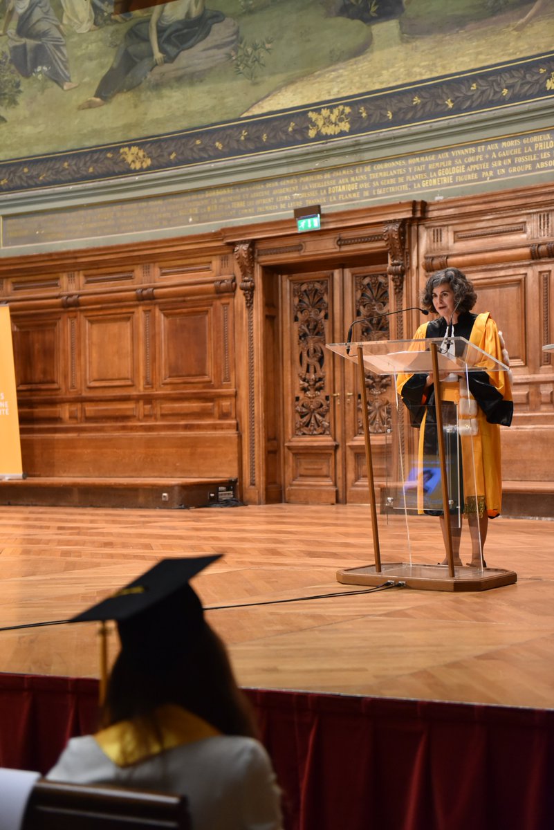 LettresSorbonne's tweet photo. 🎓 Béatrice Perez, doyenne de la Faculté des Lettres, ouvre la seconde cérémonie de remise des diplômes. 
👏 Félicitations aux diplômées et diplômés des UFR d'études anglophones, de géographie et d'études germaniques et nordiques. https://t.co/kThBtkPPct