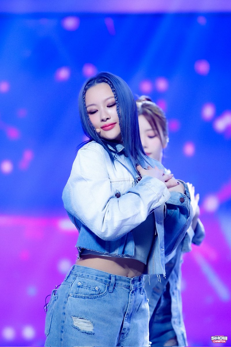 singbinfeed's tweet photo. ''Yeah, Maybe You Don't But I Love You,,

#SIYEON #시연 #DAMI #다미 https://t.co/8YGrTw8KYl