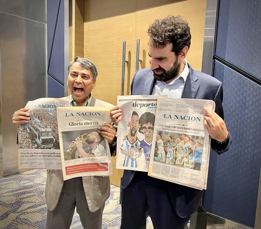Farhad es un colega de Bangladesh. El 18-12-22 a la noche recibí un mensaje suyo: “comprame el diario y mandamelo por DHL”. Esta semana coincidimos en Estambul y le traje las ediciones del pase a semis, a la final, campeón y los festejos. Acá lo ven, hiperventilando 🇦🇷❤️🇧🇩