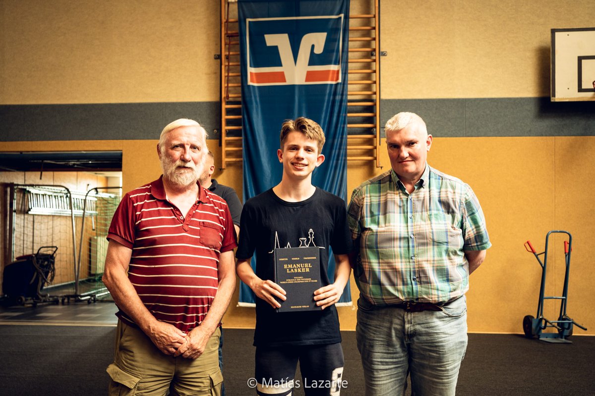 Unsere Freunde aus Irland <a href="/bunrattychess1/">Bunrattychess</a> haben ein paar Preise gesponsort. U.a. gab es den ersten Band der Lasker-Triologie zu verlosen. Als wir <a href="/TischbierekRaj/">Raj Tischbierek</a> um seine Signatur baten, legte er glatt den zweiten und dritten Band oben drauf! 😊
Vielen Dank!
📸 <a href="/MatiasSLazarte/">Matias Lazarte</a>