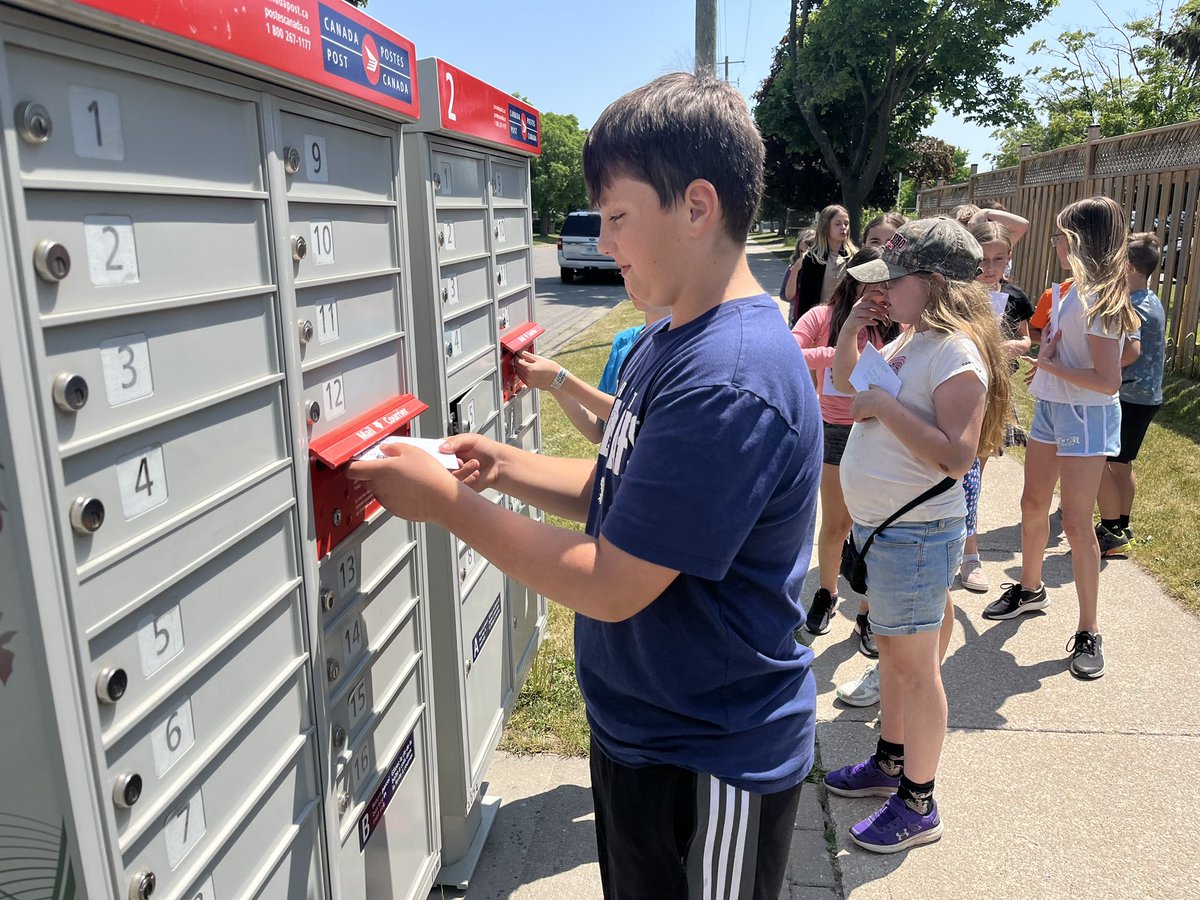 MazzottaMs's tweet photo. Mailing friendly and persuasive letters! 📨📪✉️📬@Davenport_PS @TVDSBLiteracy https://t.co/43mjptjQJp